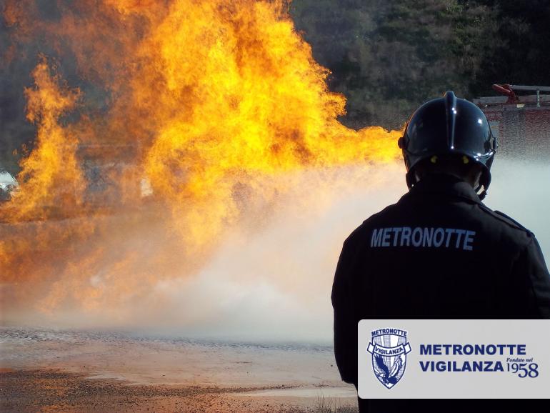 Intervento tempestivo delle Guardie Giurate Metronotte: auto in fiamme spente sulla Statale 106